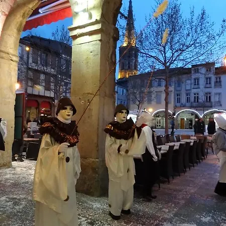 Moderne Et Pigeon Szálloda
